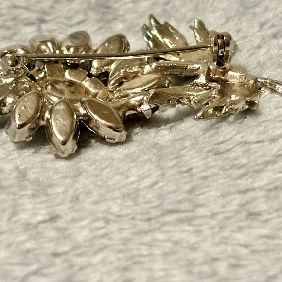 Unsigned Vintage Silver tone flower Brooch with Rhinestones - Picture 9 of 16
